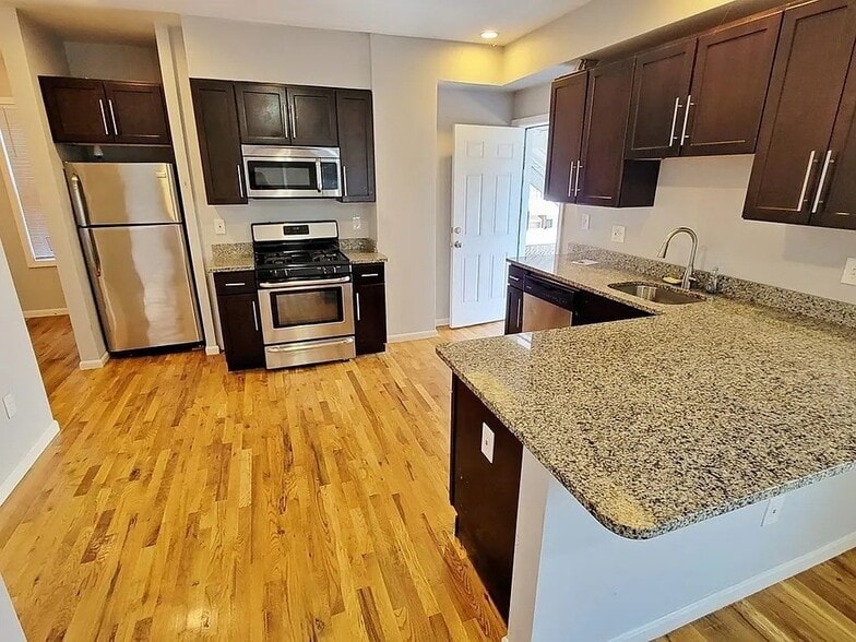 Primary Photo - 39 Pinckney St