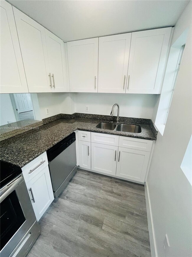 Building Photo - 950 Bay Dr