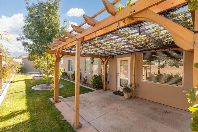 Building Photo - 2713 E 430 N