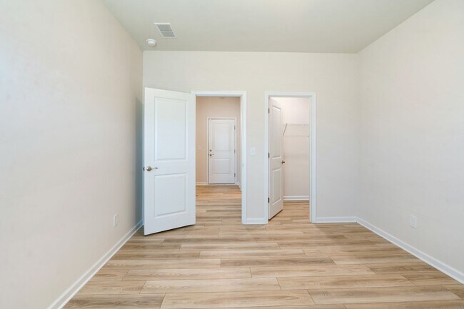 Building Photo - Convenient, Spacious and Move-in Ready 5 Bed/3 Bath Home in Mebane