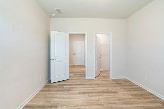 Building Photo - Nearly New, Spacious 5 Bed/3 Bath Home in ...