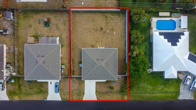Building Photo - 826 SW Juliet Ave