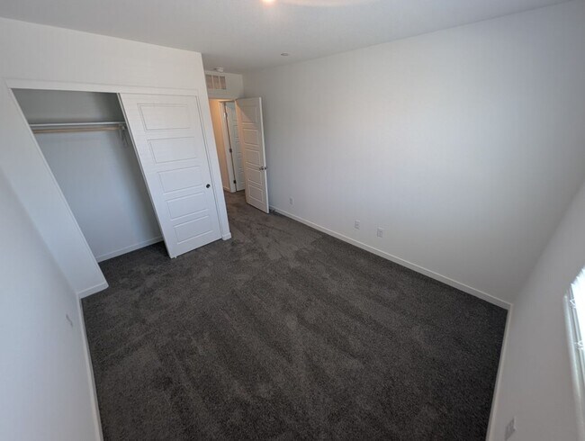Building Photo - 484 Golden Myna Ave