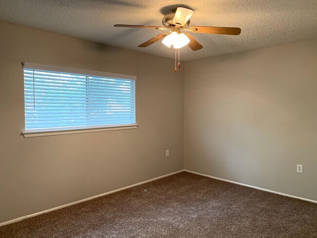 Building Photo - NICE 3 BEDROOM IN NORTH EAST ISD - EASY ACCESS TO RANDOLPH AFB, FT. SAM, 1604, 35, & SHOPPING