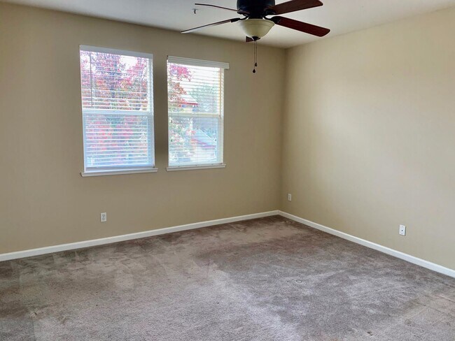 Building Photo - Beautiful Brentwood home with bed and full bath downstairs
