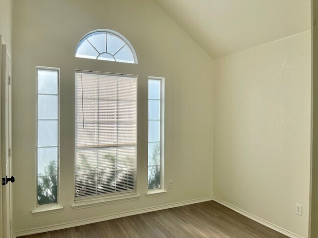 Building Photo - Updated home in Burleson