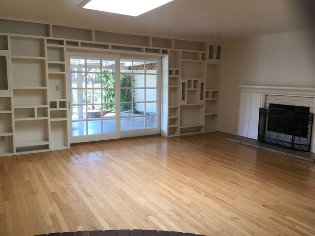Building Photo - Charming Vintage 3BR/1.5BA Corner Lot Home...