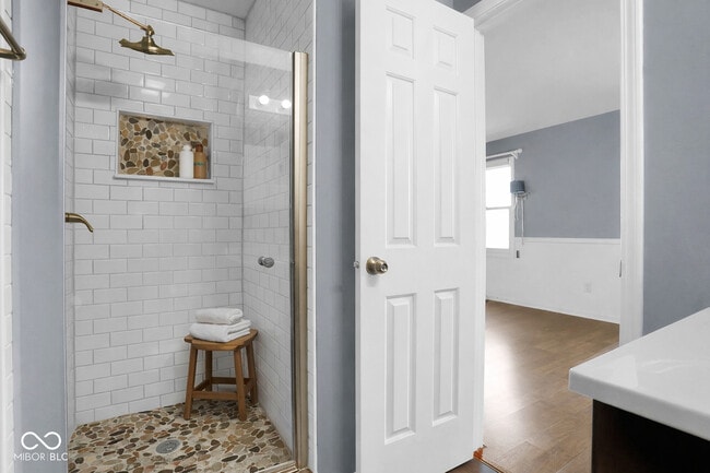 Building Photo - 6010 S Bay Dr