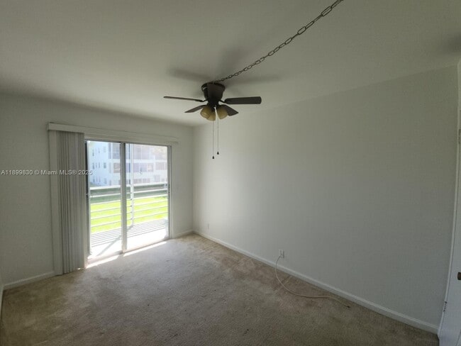 Building Photo - 564 Mansfield M