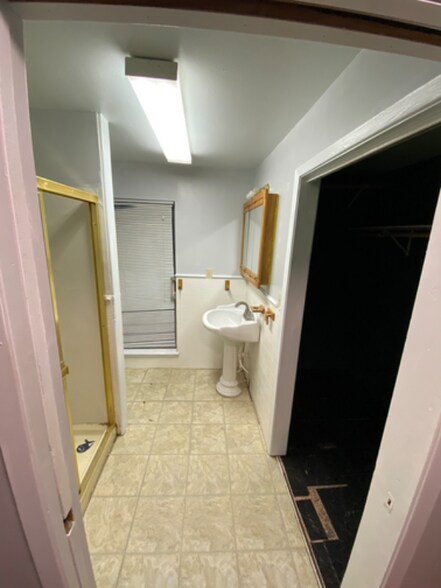 Building Photo - 810 W Day St