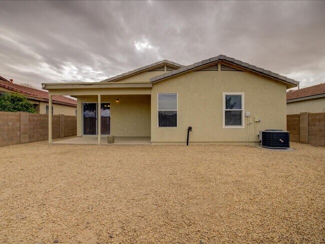 Building Photo - 4 Bedroom 2 Bathroom
