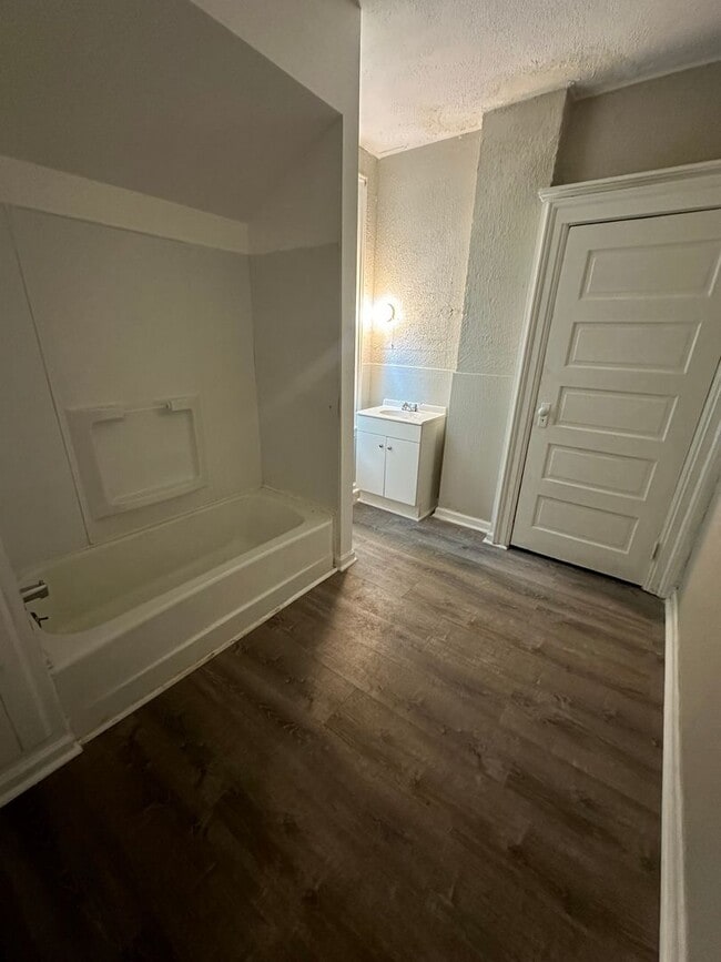 Building Photo - Beautiful Spacious 2 Bedroom Apt. Upstairs Unit in Duplex