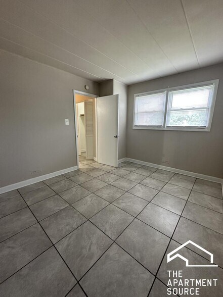 Building Photo - 9610 Ivanhoe Ave