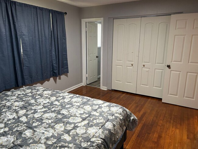 Building Photo - 4BR/3BA located close to Sacred Heart Hosp...