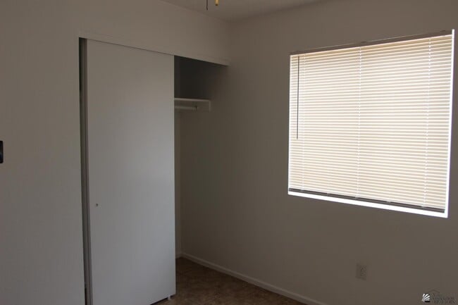 Building Photo - 2090 S 44th Dr