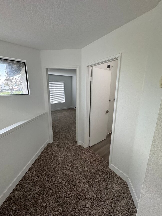 Building Photo - Condo with Amazing Lake View!