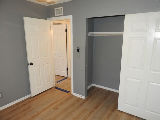Building Photo - 4 Bedroom with large yard
