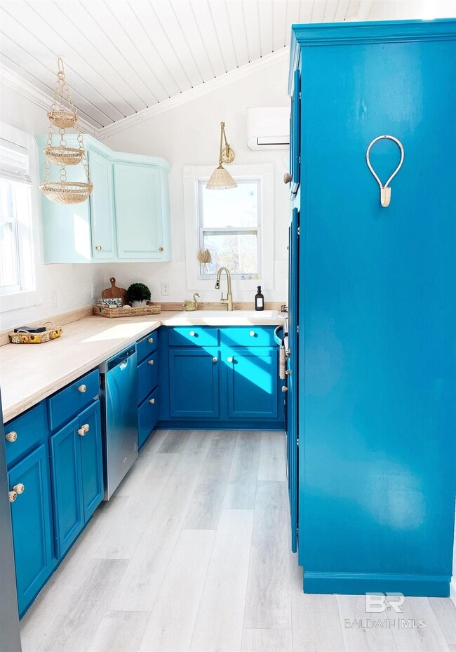 Building Photo - 450 E 1st Ave