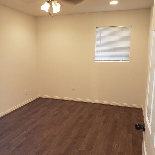 Building Photo - ral611