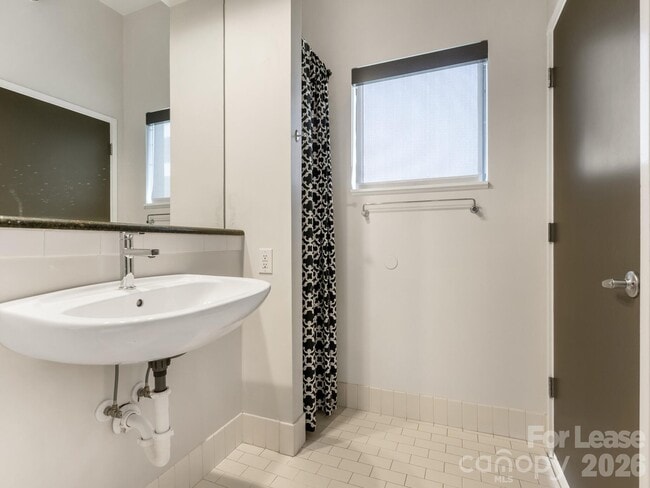 Building Photo - 514 W 10th St