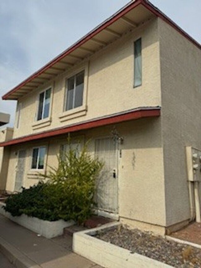 Building Photo - 2 BEDROOM UNIT IN MESA