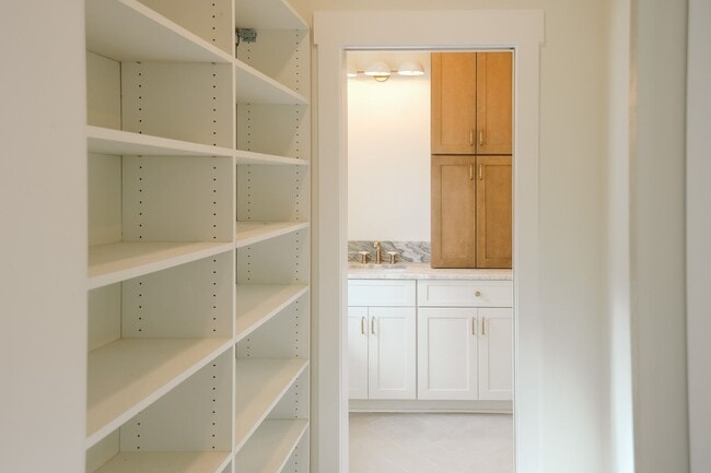 Building Photo - 207 S Calhoun St