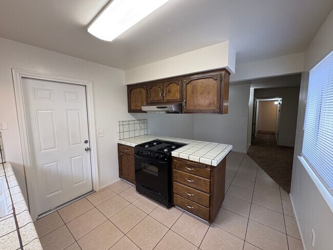 Building Photo - SW Visalia Home Available Now!