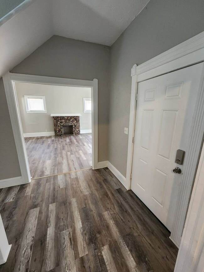 Building Photo - Charming 4-Bedroom Property in Prime Location (SECTION 8 VOUCHERS ACCEPTED)