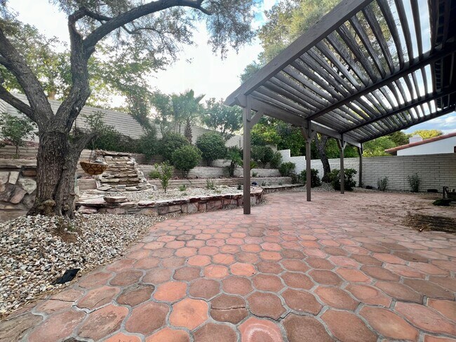 Building Photo - Hidden gem in the heart of Las Vegas