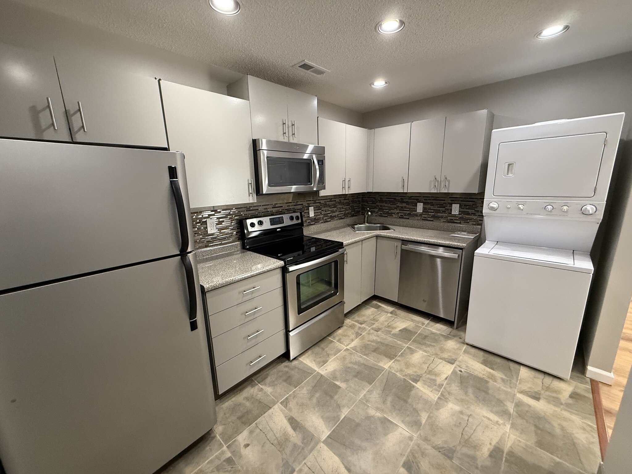 Building Photo - 1686 E Swan Cir