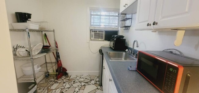 Building Photo - MIDTOWN Furnished Cottage W/ Utilities, Wi...