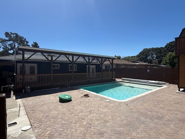 Building Photo - Spacious 3-bedroom home in Quiet El Sobran...