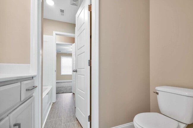 Building Photo - Two Bedroom Townhouse!