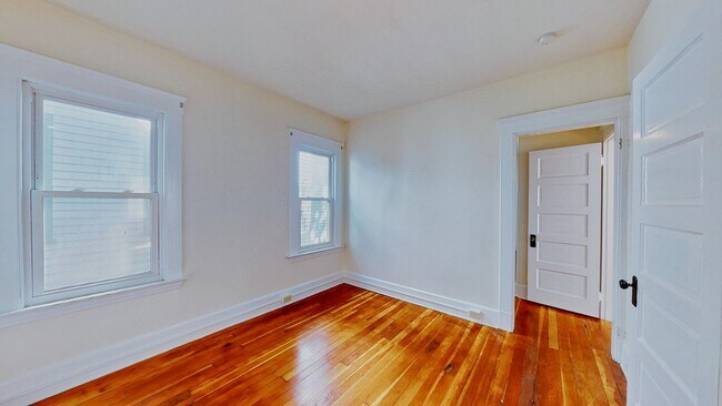 Building Photo - [In-Unit Laundry; Garden] Townhouse-Style Living, with Historical Details & Parking!