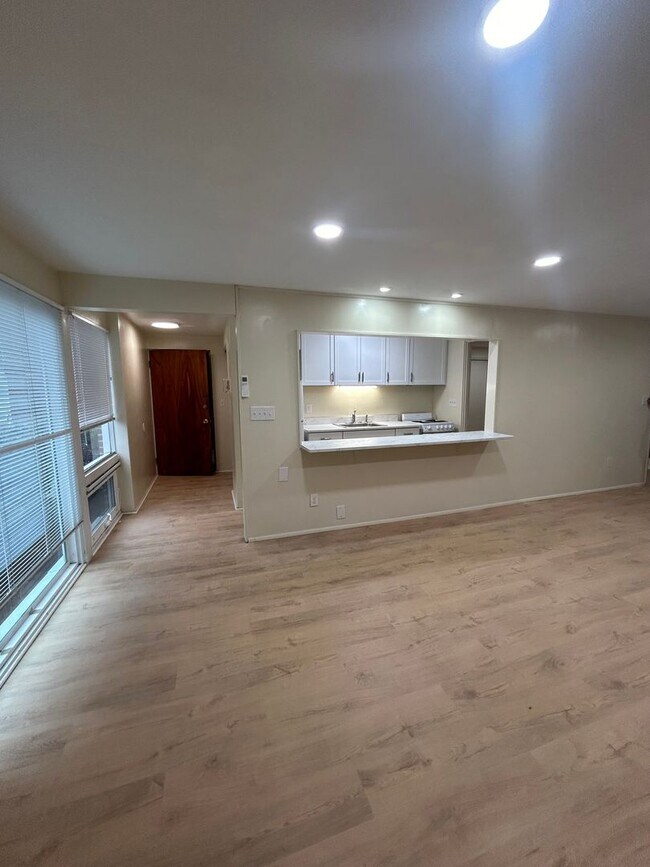 Building Photo - First-Floor One Bedroom, One Bathroom Apartment on S. Corl Street