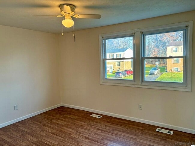 Building Photo - 427 Devon Dr