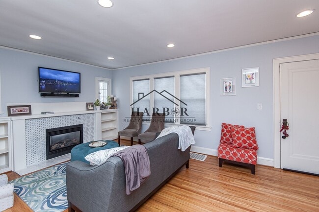 Building Photo - Updated Craftsman Living: 2BR/2BA + Den in NW Rochester