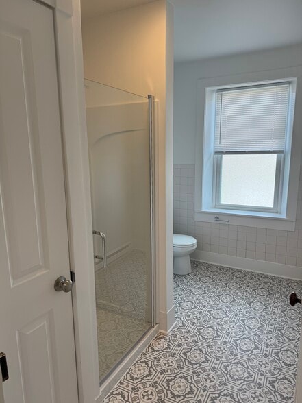Full Bathroom - 137 S Market Ave