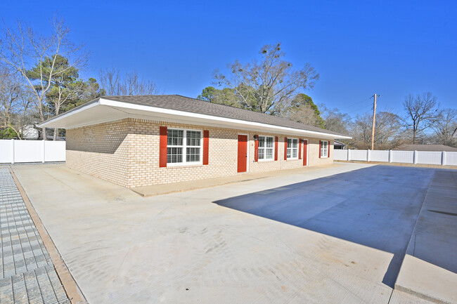 Cloverland-Apartments-Front-Patio - 1535 Warnke Rd NW