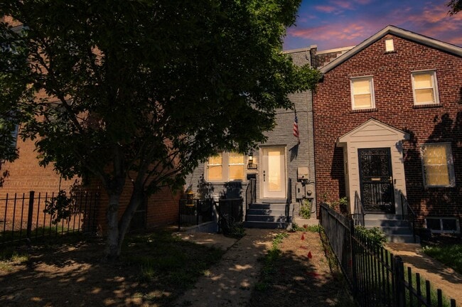 Building Photo - 847 20th St NE