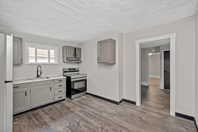 Building Photo - AVAILABLE ON MAY 1!! GORGEOUS 1 BEDROOM HO...