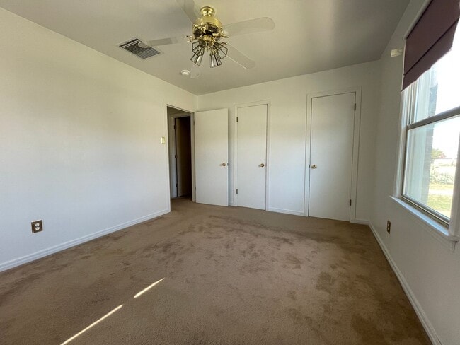 Building Photo - Eye-Catching 4-bedroom 1-bath Retreat with...