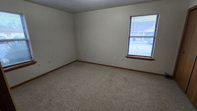 Building Photo - Ground Level 1 Bedroom Apartment w/ Washer/Dryer Connections