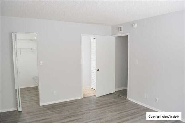 Building Photo - 709 Gardens Dr