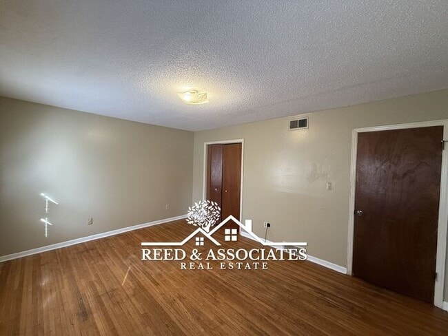 Building Photo - 2-Story Duplex Located Near UofM!