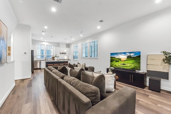 Building Photo - 2804 Grand Fountains Dr