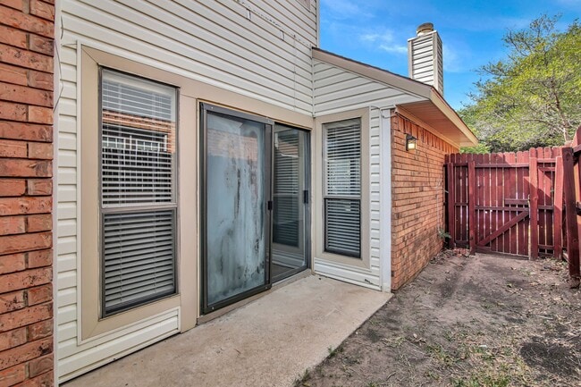 Building Photo - Premium Location at a Perfect Price.