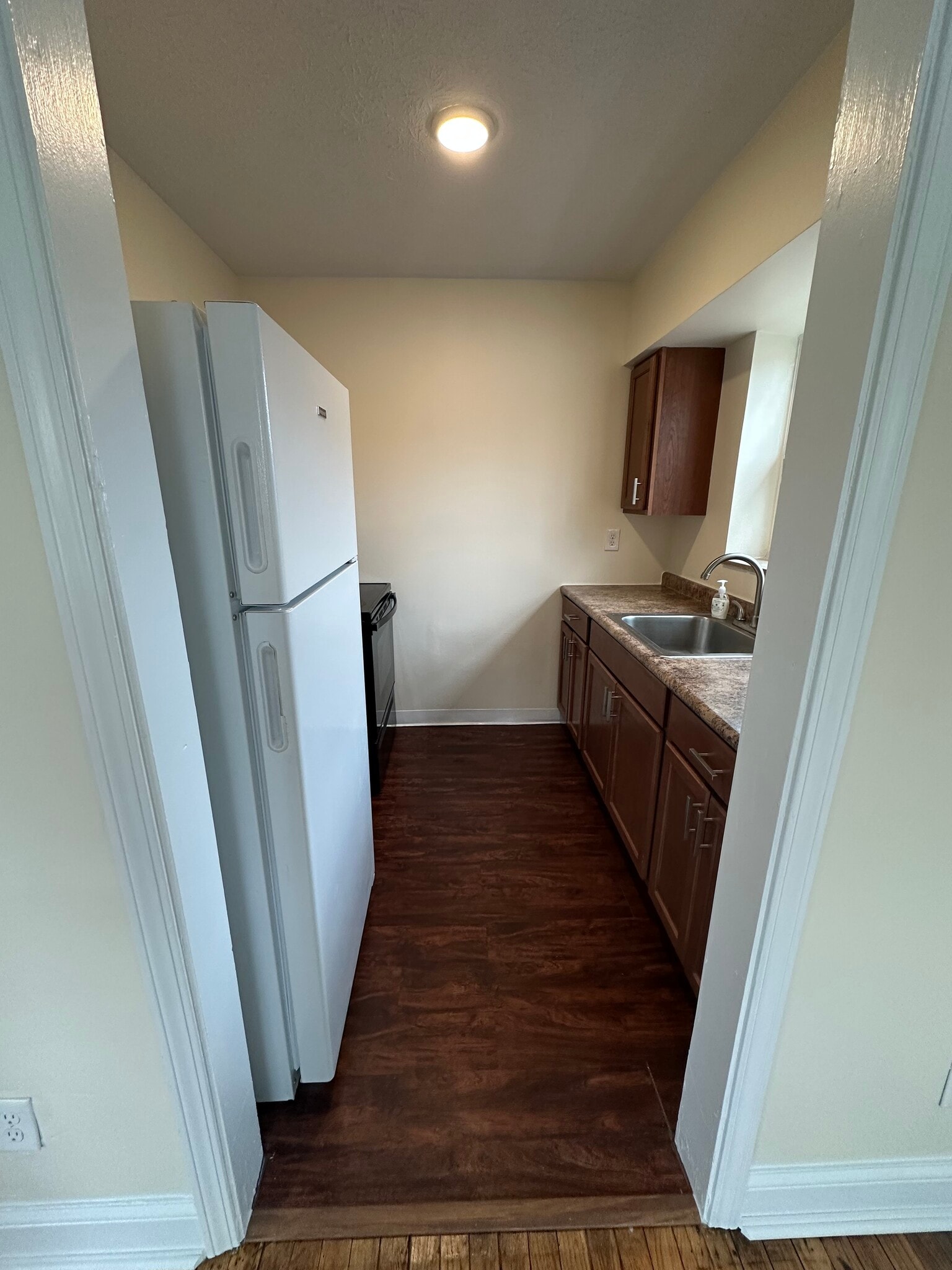 Kitchen - 5937 Oakwood Ave