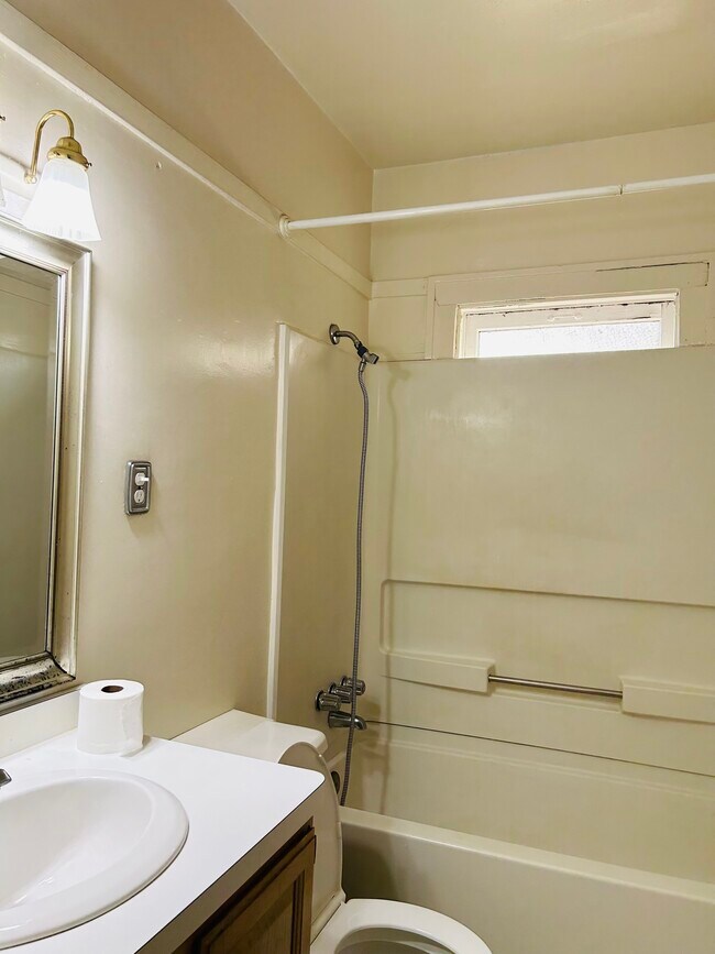 Building Photo - 1242 Hird Ave