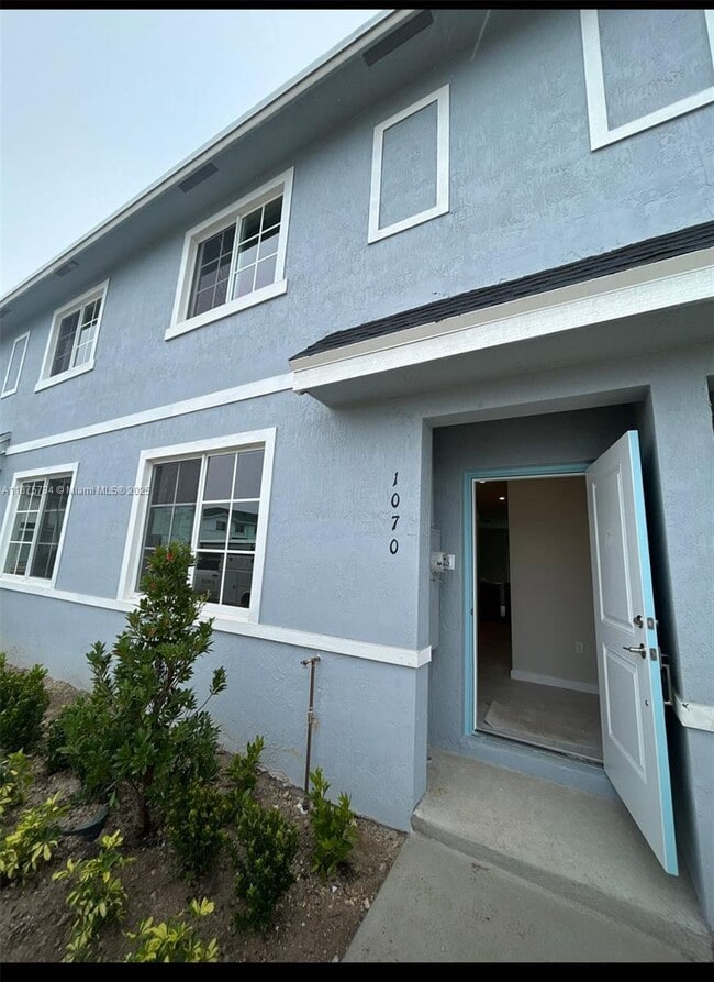 Building Photo - 1070 W Davis Pkwy